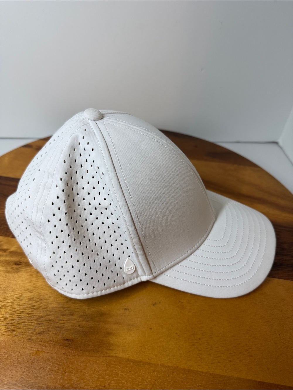 Melin white A-Game Hydro hat, clean, size CL,
Minor stains and discoloration. - Picture 3 of 14